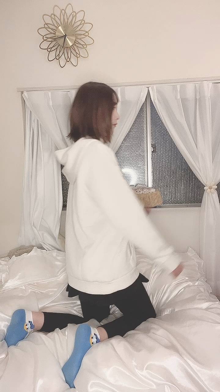 カーテンを閉めて一息つく女性｜夜｜カーテン