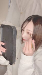 アイラインを引いて集中顔｜メイク