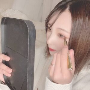 アイラインを引いて集中顔｜メイク