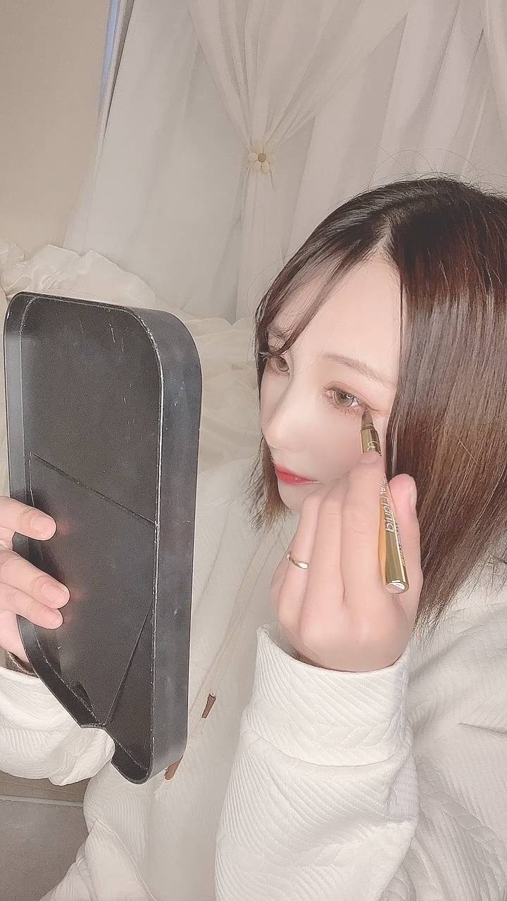 アイラインを引いて集中顔｜メイク