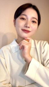 うなずきながら微笑む女性｜日常｜広告