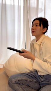 ソファでゆっくりとくつろぐ女性｜日常