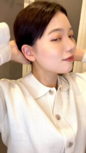 髪をほどいて軽く笑う女性｜彼氏目線｜デート