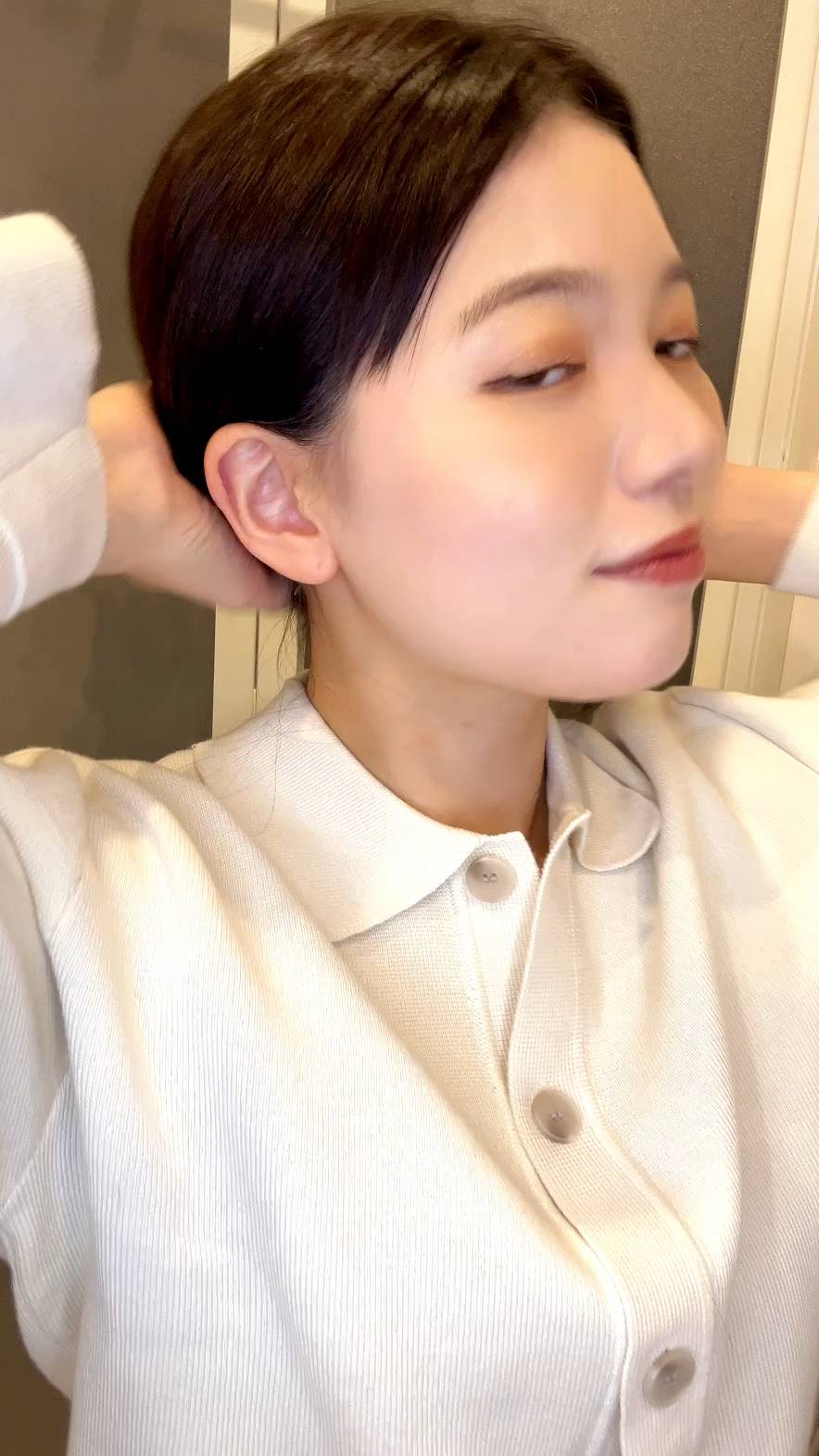 髪をほどいて軽く笑う女性｜彼氏目線｜デート