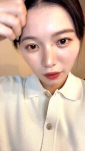 唇を軽く噛んで照れる女性｜恋愛｜デート｜彼氏目線