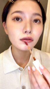 リップを塗り終えて満足顔｜メイク｜日常