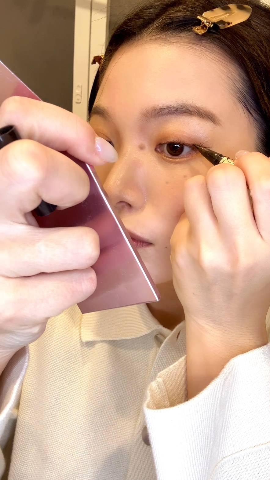 アイラインを引きながら笑顔になる｜メイク｜日常