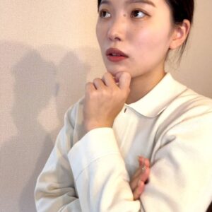 頷きながら話を聞く女性｜会話｜頷き