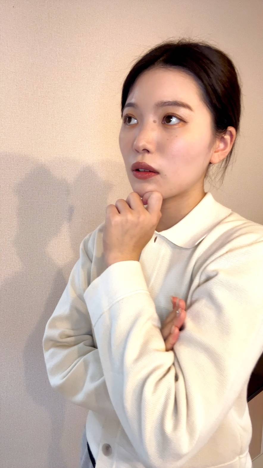 頷きながら話を聞く女性｜会話｜頷き