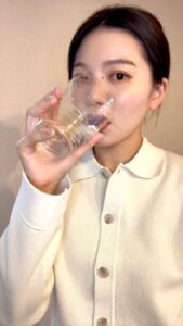 水を飲んで爽やかな笑顔の女性｜笑顔｜飲料