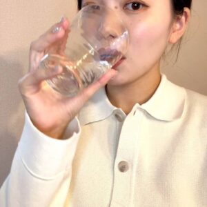水を飲んで爽やかな笑顔の女性｜笑顔｜飲料