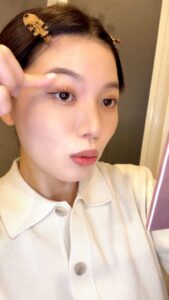 まつ毛を見て満足そうに笑う女性｜マツパ｜マツエク｜美容