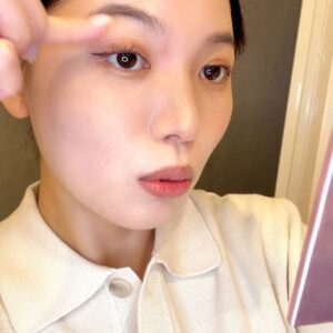 まつ毛を見て満足そうに笑う女性｜マツパ｜マツエク｜美容