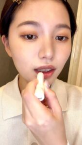 リップクリームを塗る女性｜保湿｜リップクリーム