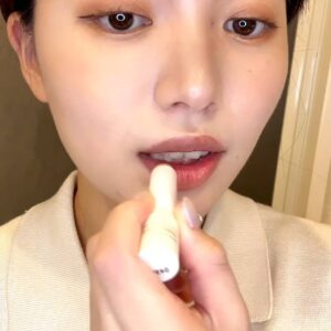 リップクリームを塗る女性｜保湿｜リップクリーム