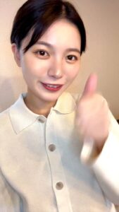 カメラに親指を立てる笑顔｜広告