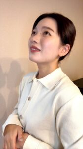 見上げて笑う女性｜会話風｜仕事｜コミュニケーション