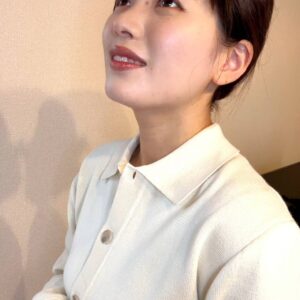 見上げて笑う女性｜会話風｜仕事｜コミュニケーション