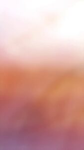 顔を隠してから笑顔で登場する女性｜笑顔｜登場