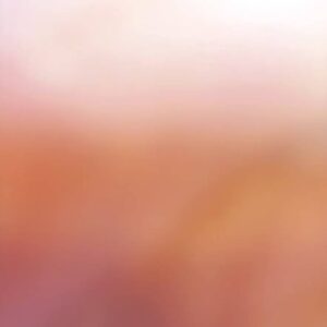 顔を隠してから笑顔で登場する女性｜笑顔｜登場