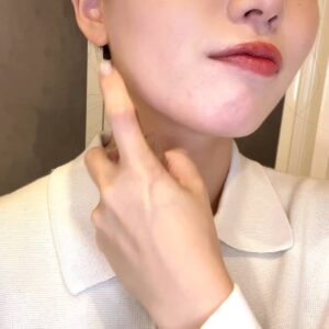 仕上げに香水をする女性｜準備｜香水