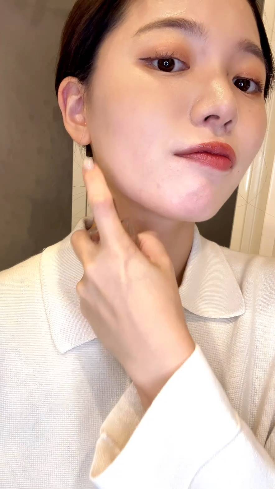 仕上げに香水をする女性｜準備｜香水