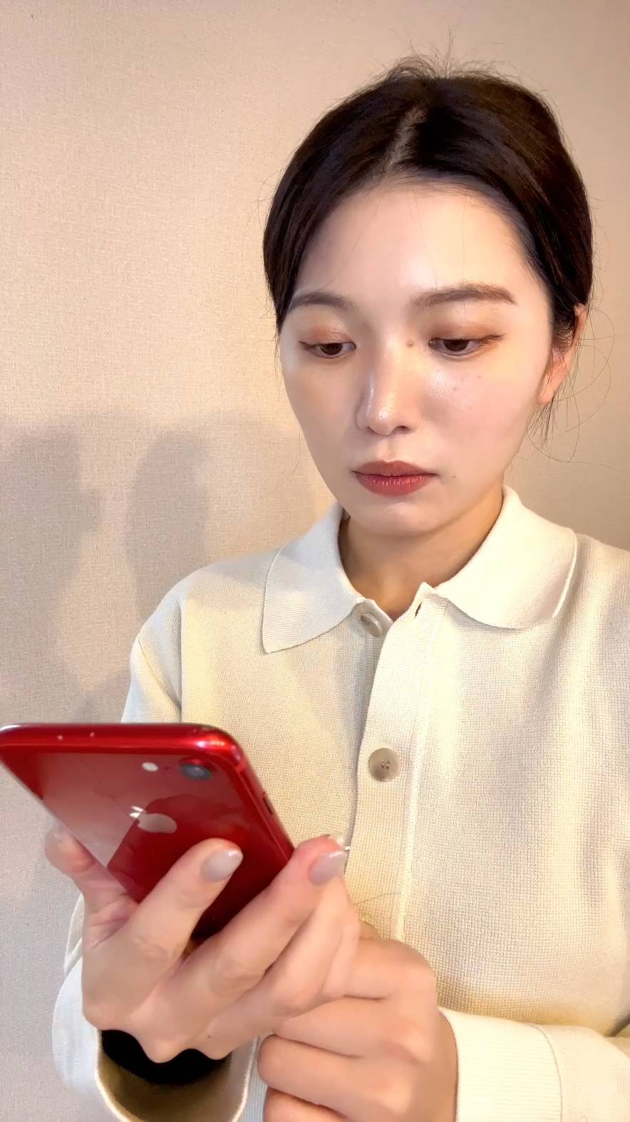 スマホを見て驚き納得する女性｜驚き｜納得｜熱愛