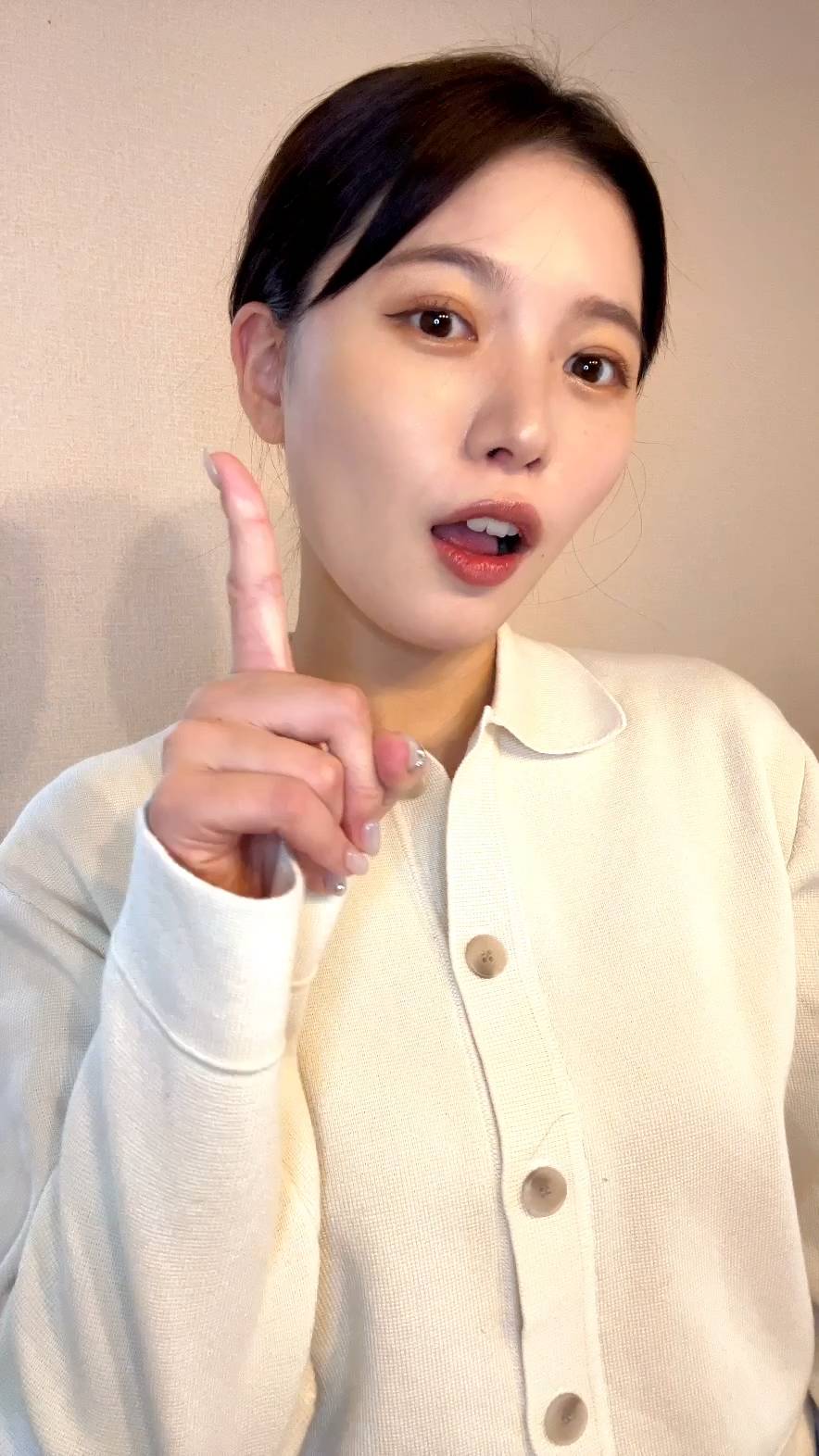 人差し指を指してポイントを指す女性｜笑顔｜ポイント