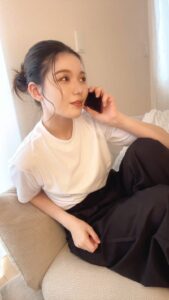 スマホを耳に当てて笑う女性｜電話｜笑顔