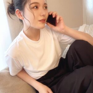 スマホを耳に当てて笑う女性｜電話｜笑顔