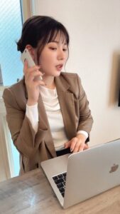 PCで仕事しているOL風｜ビジネス｜PC