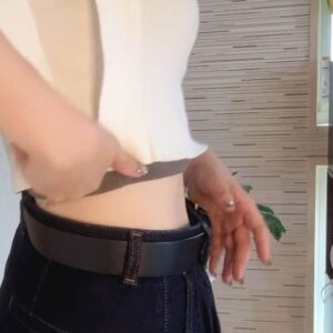 ウエストを確認する女性｜ダイエット｜日常