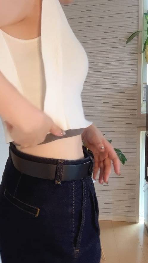 ウエストを確認する女性｜ダイエット｜日常