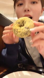 ドーナツを食べる女性｜食べ物｜彼氏目線｜デート｜ダイエット
