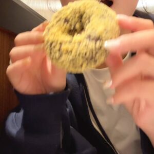 ドーナツを食べる女性｜食べ物｜彼氏目線｜デート｜ダイエット