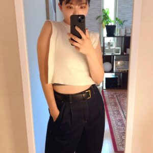 ファッションチェックをする女性｜ファッション｜スマホ越し