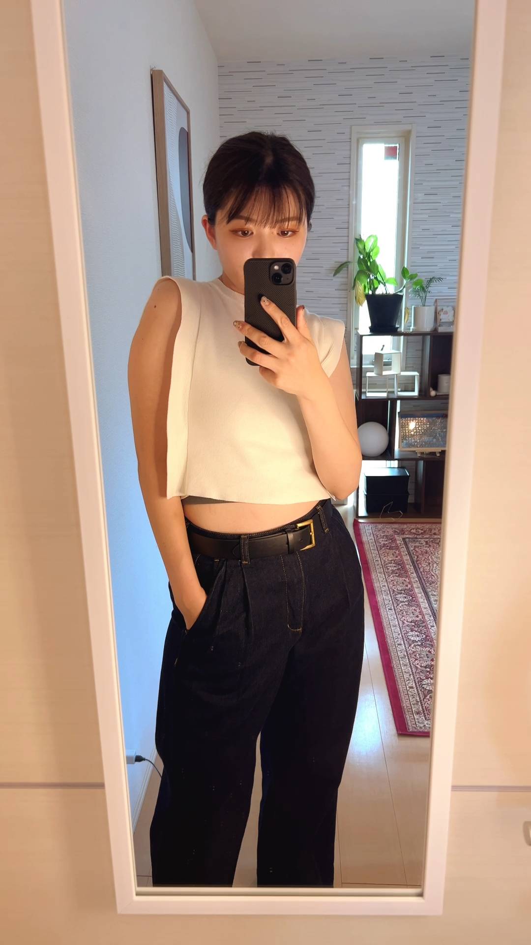 ファッションチェックをする女性｜ファッション｜スマホ越し