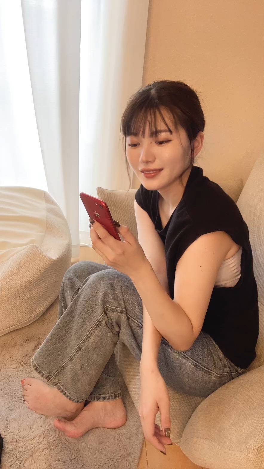 SNS投稿をして満足顔｜ビジネス｜スマホ