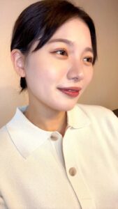 目を細めて笑顔な女性｜会話｜相槌｜笑顔