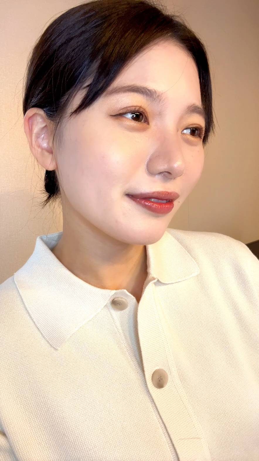 目を細めて笑顔な女性｜会話｜相槌｜笑顔