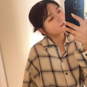 全身鏡でファッションショーをする女性｜美容｜SNS｜
