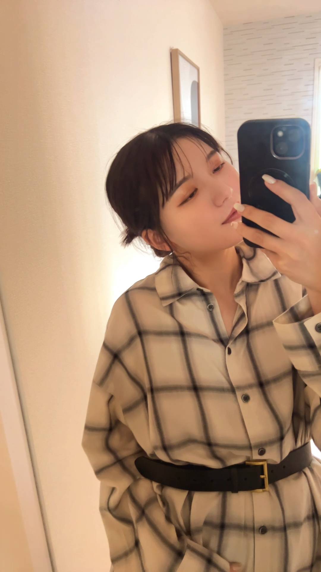 全身鏡でファッションショーをする女性｜美容｜SNS｜