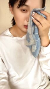 悲しみ泣いている女性｜泣く｜悲しみ｜タオル