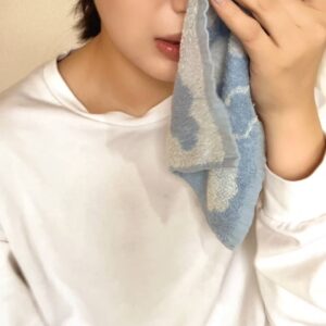 悲しみ泣いている女性｜泣く｜悲しみ｜タオル