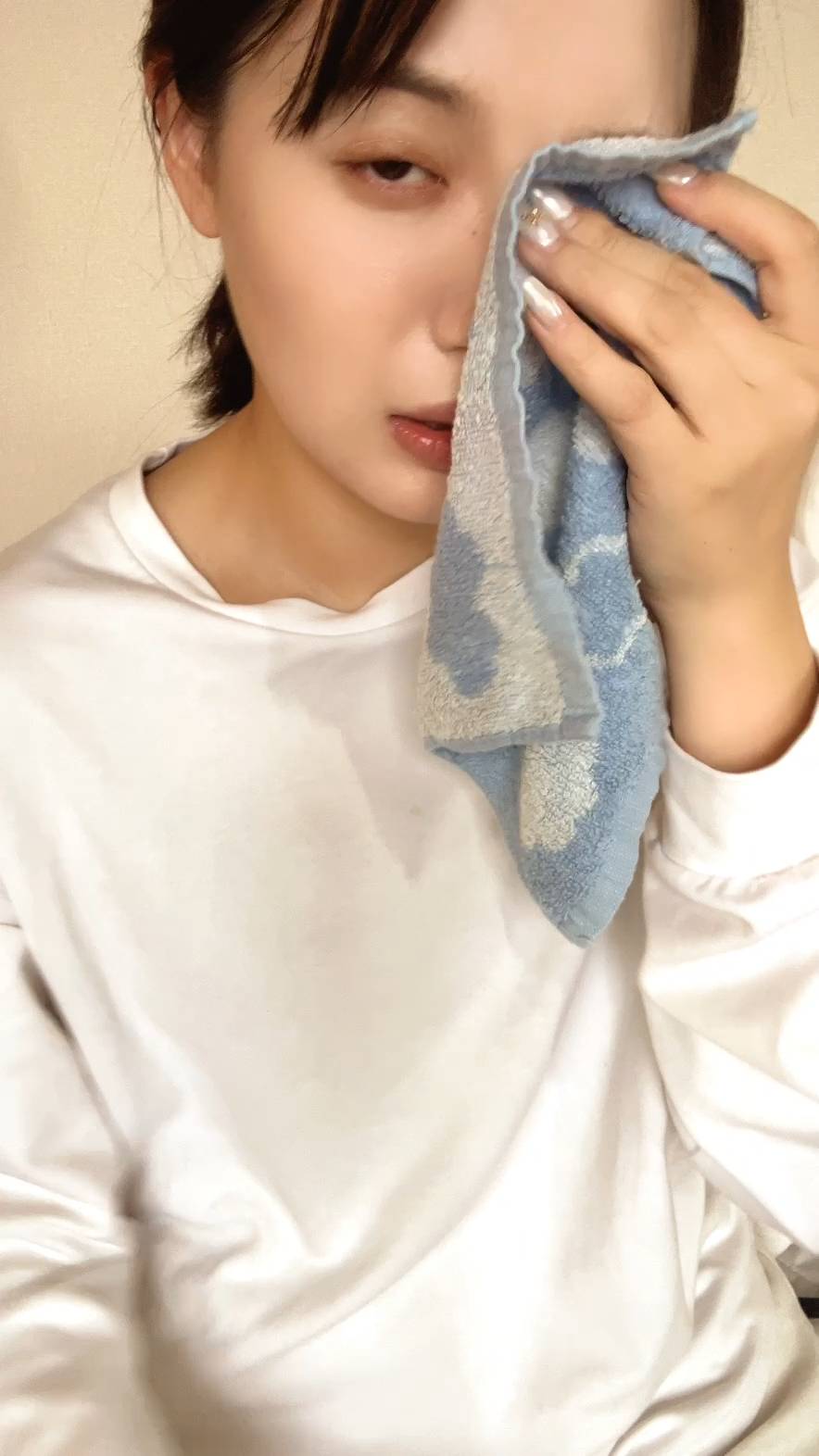 悲しみ泣いている女性｜泣く｜悲しみ｜タオル