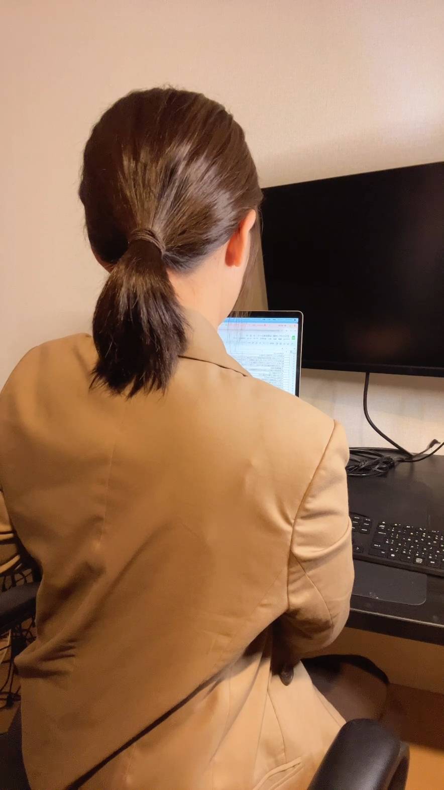 PCで仕事をしている女性｜リモートワーク｜仕事