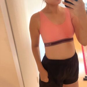 鏡越しに自撮りをする女性｜ファッションチェック｜スマホ