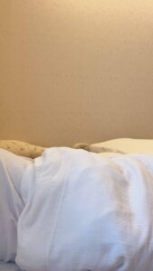 すっきりと目覚める女性｜朝｜目覚め