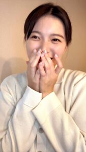 顔を覆って笑う女性｜笑顔｜コミュニケーション