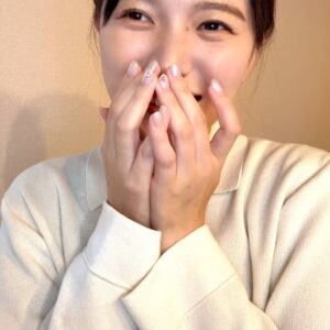 顔を覆って笑う女性｜笑顔｜コミュニケーション